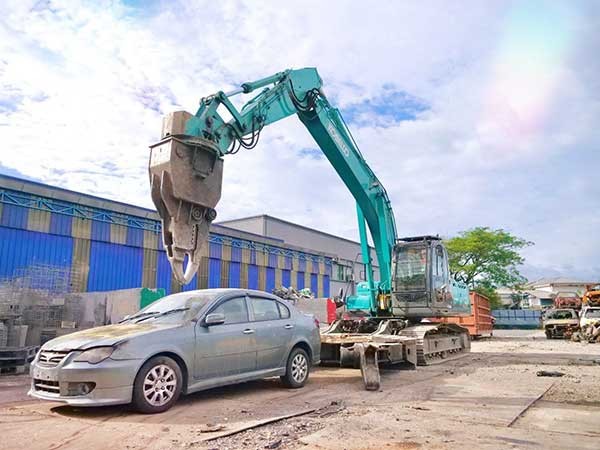 Multi-Dismantling Machine in salvaging operation