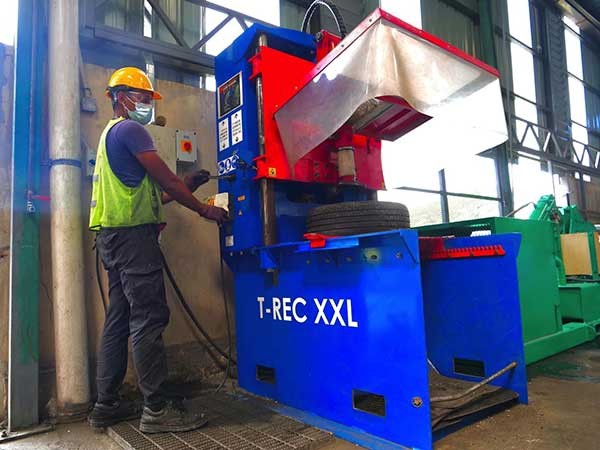Tyre dismantling machine