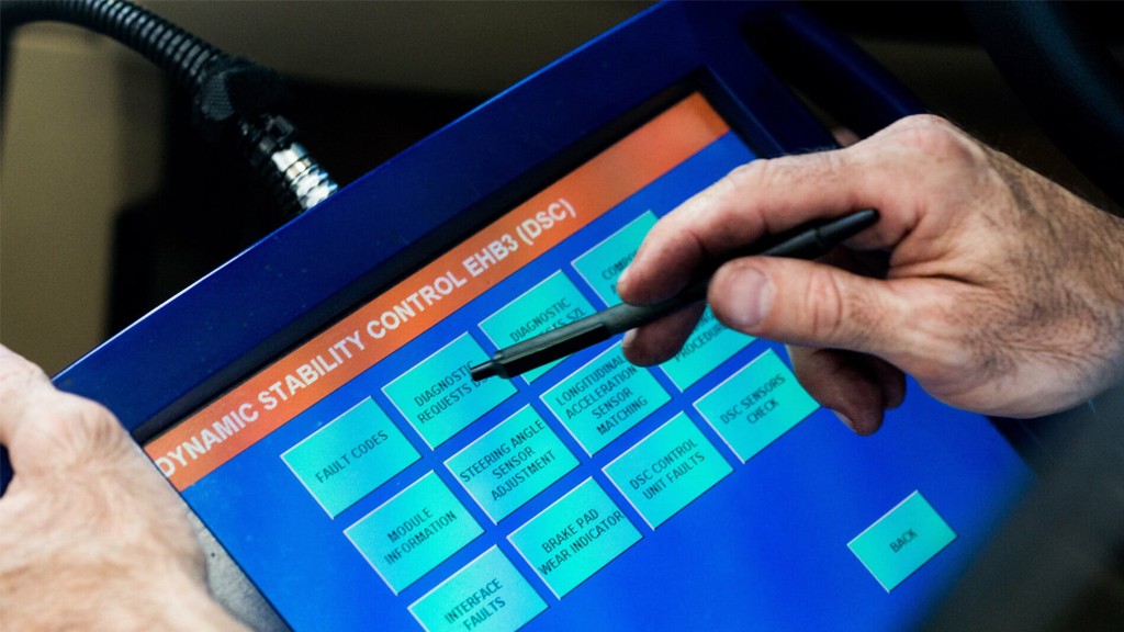 Advanced Auto Diagnostics: Timely problem diagnosis with up-to-date scan equipment and national databases